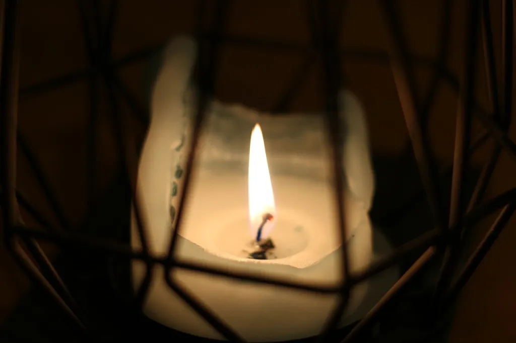 Una candela accesa