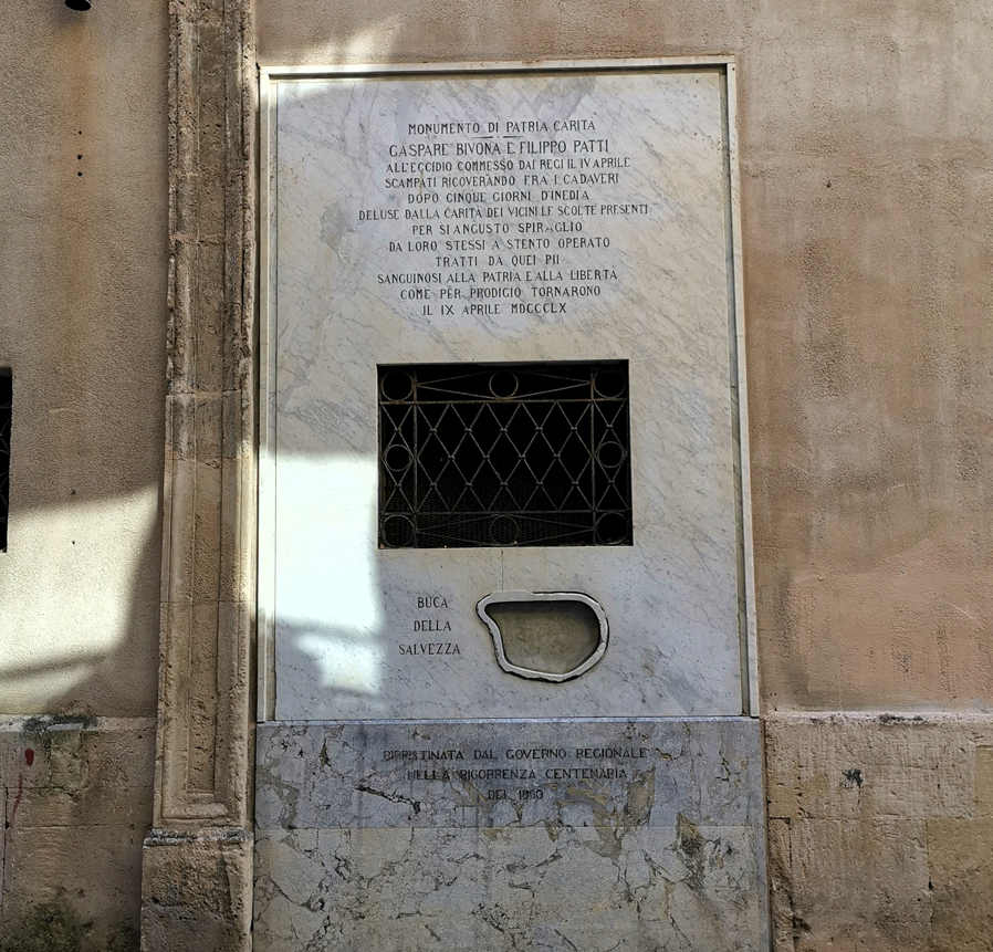 La buca della salvezza sul muro della Chiesa della Gancia di Palermo