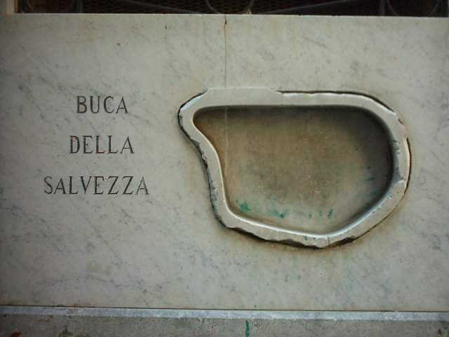 La buca della salvezza sul muro della Chiesa della Gancia di Palermo
