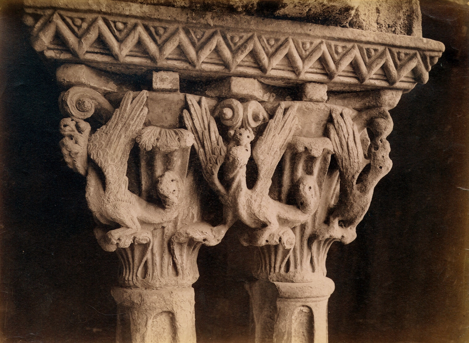 Capitello del colonnato del Chiostro dei Benedettini di Monreale (PA)
