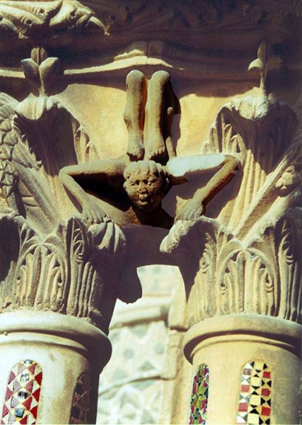 Capitello sul colonnato del Chiostro dei Benedettini di Monreale (PA)