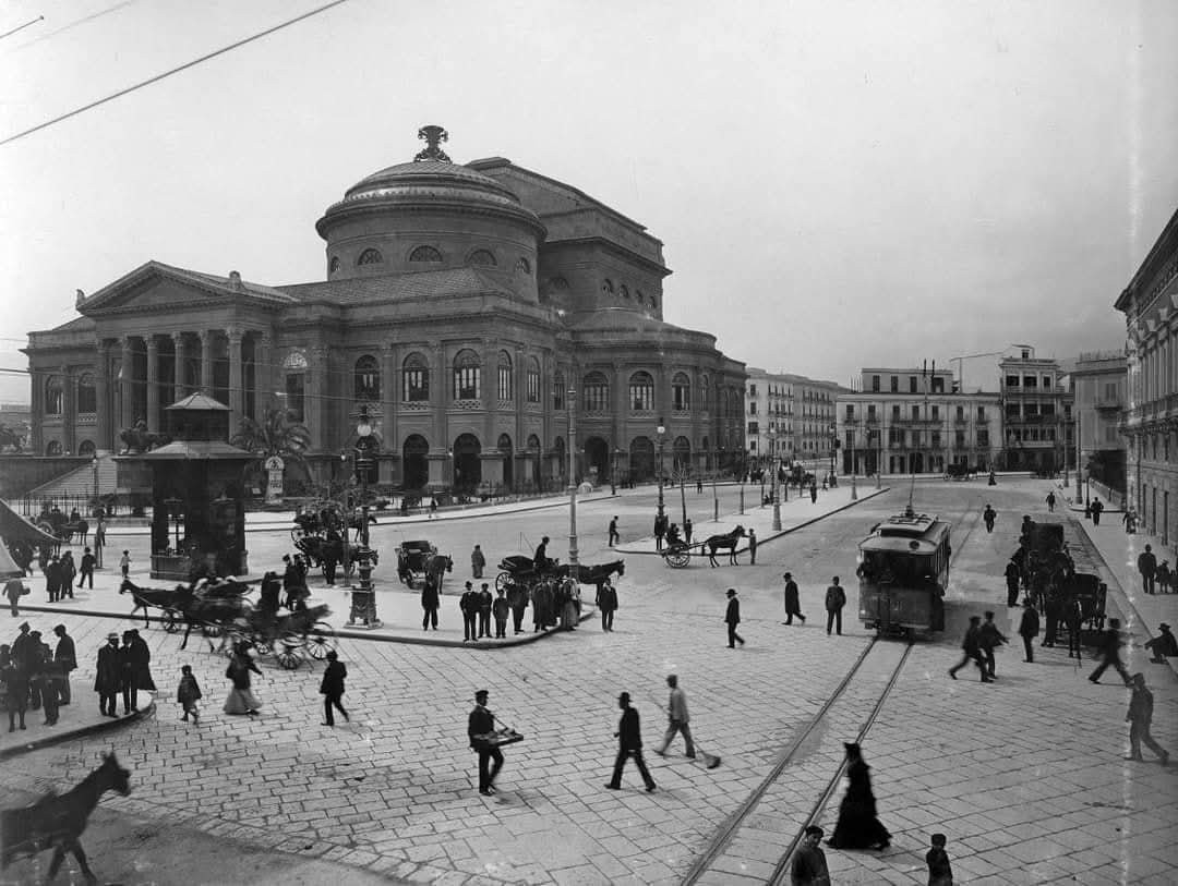 Palermo, Piazza Verdi ed il Teatro Massimo