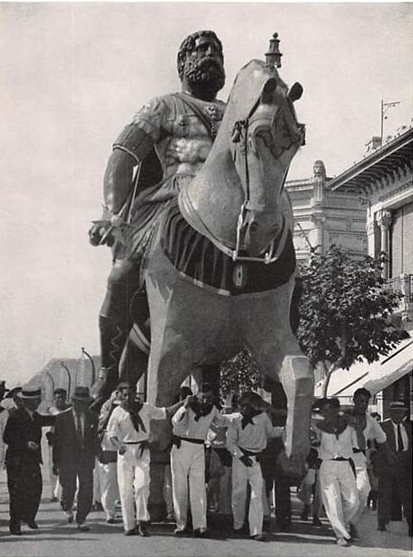 La statua di cartapesta raffigurante il gigante Grifone